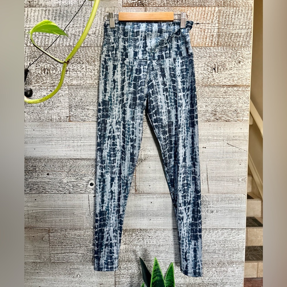 🏷 Onzie | High Rise Midi 7/8 Activewear Leggings – XS, Bondi Blue